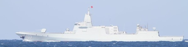摄于2023年4月8日，赴日本海演练后穿越对马海峡返航东海的鞍山舰。