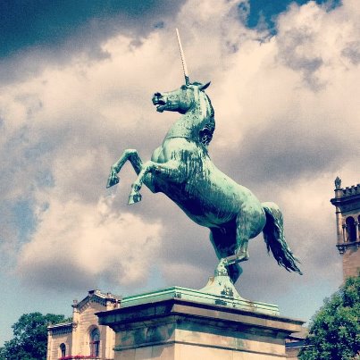 Niedersachsenross als Einhorn vor der Leibniz-Universität Hannover (2012)