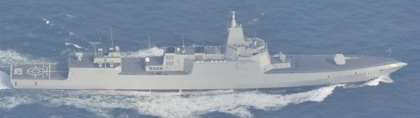 摄于2022年12月14日，正穿越鹿儿岛以南大隅海峡东进的拉萨舰。
