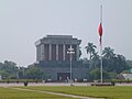 为悼念武元甲，河内巴亭广场上的越南国旗降半旗。