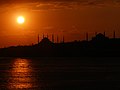 黄昏的博斯普鲁斯海峡，左方是艾哈迈德苏丹清真寺，右方是圣索菲亚大教堂