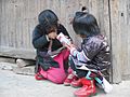 贵州省黔东南苗族侗族自治州从江县的两个女孩，右边的女孩扎着冲天辫