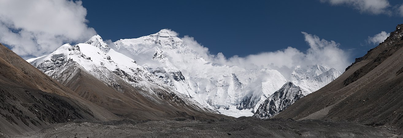 图为珠穆朗玛峰北麓，摄于中国西藏基地营的路上。