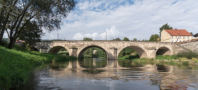 图为位于波兰巴尔多镇的石桥。