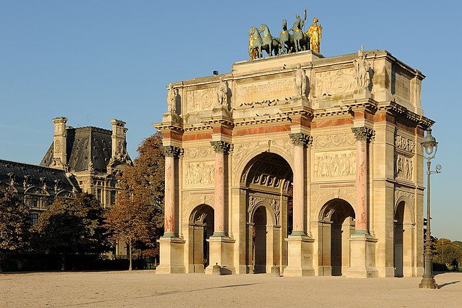 图为卡鲁塞尔凯旋门，一座位于法国巴黎的凯旋门。此门由皇帝拿破仑一世下令兴建，建于1806年至1808年，用于纪念他的军事胜利。
