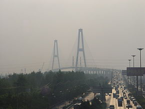 Shanghai,_bridge_in_the_smog.jpg