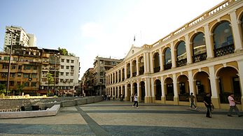 塔石广场，右侧为文化局大楼
