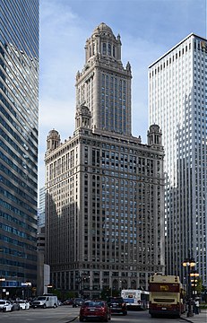 珠宝商大厦（35 East Wacker）建于1925年至1927年，在当时曾被认为是纽约市以外世界上最高的建筑。