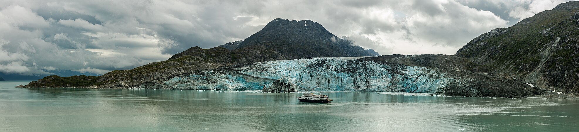 图为于美国阿拉斯加州冰川湾国家公园兰普鲁冰川前航行的野生动物园奋进号（Safari Endeavour）船。该船长232英尺（71米），最多可接载88名游客与37名船员。
