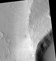 火星侦察轨道器 HiRISE 拍摄的迈亚谷内流线形岛屿。岛屿形成于影像右下方撞击坑之后。