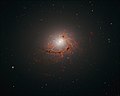NGC 4696，影像中可見到問號形狀結構