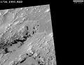 HiRISE 拍攝的巴斯德撞擊坑底。