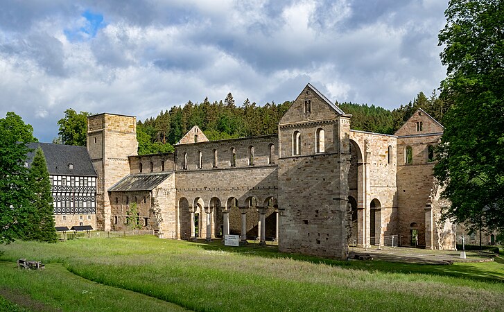 图为德国鲍林泽拉罗马式修道院遗迹的东南面视角。