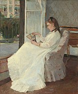 贝丝·莫莉索的《在窗前的艺术家妹妹》（The Artist's Sister at a Window），54.8 × 46.3cm，约作于1869年，来自爱尔莎·梅隆·布鲁斯的收藏。[57]