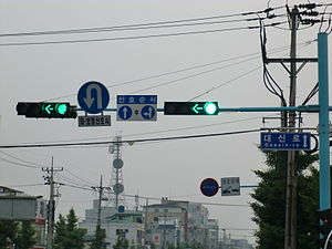 韩国交通信号灯，将信号灯设于悬臂杆上。
