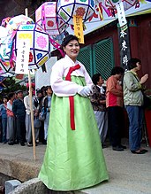 身着韓服的女子在釜山市梵魚寺。