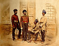 士兵在皇帝花园 (Qaisar Bagh)前，勒克瑙 (1857/8年)