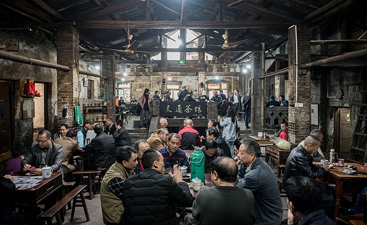 重庆的交通茶馆是城市慢节奏生活的象征。只需10元，就可以在这里花一整天的时间与朋友喝茶、聊天、打牌或下棋。