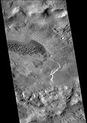 火星勘测轨道飞行器背景相机拍摄的波罗的斯克陨击坑，深色区域是沙丘，右下角可以看到冲积扇。