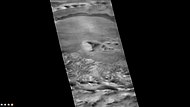 火星勘测轨道飞行器背景相机拍摄的特朗普勒陨击坑，照片顶部附近的深色条带是正在化霜的沙丘。