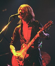 Mick Ralphs plays guitar in 1976