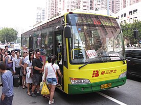 在车头放置两个纸牌（发泡塑料板）的广州巴士