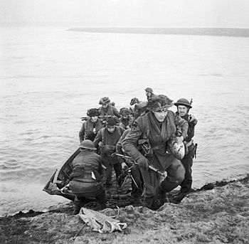 苏格兰部队在战利品行动中离开登陆船，准备发动攻势前往集结点桑腾会合。