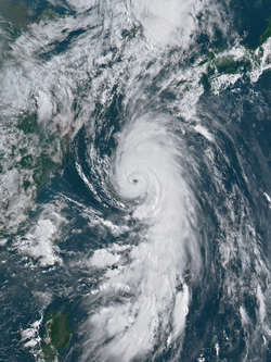 達到強度巔峰時的颱風派比安，風眼清晰可見。
