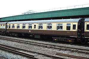 使用巧克力色和奶油色相间涂装的“英国铁路1型客车”开放式一等座车。该车厢编号为3100。2012年拍摄于布里斯托尔寺院草原站。