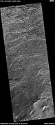HiWish计划下高分辨率成像科学设备显示的克罗姆林陨击坑岩层广角图，该图中的部分区域将被在下一幅图中放大。