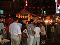 饶河街观光夜市内，一家胡椒饼店铺前，饕客大排长龙