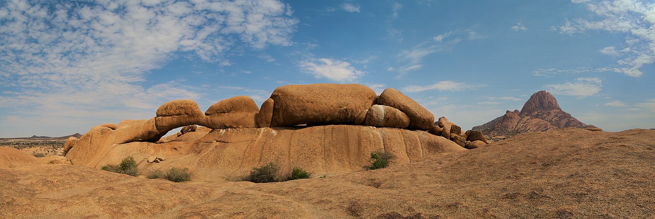 纳米比亚斯皮茨科佩（Spitzkoppe）附近的岩石拱（一种花岗岩的自然形成方式）。在图片右方可清晰看到斯皮茨科佩。