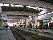 安装半高屏蔽门前的车站站台（2008年）
