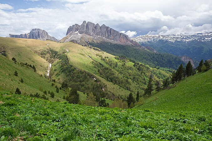 图为阿谢什波克山岳和希沙河上游，位于西高加索的阿迪格。此山岳地形代表了西高加索在中生代早期的演变。阿迪格共和国的行政实体原型最早是在1922年7月22日制定的。