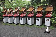 末社七社（右至左是小童社、秋叶社、神武天皇社、八坂神社、雷电社、床浦社和柿本社）