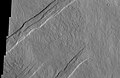热辐射成像系统拍摄的奥蒂堑沟群，这些平行的地堑位于阿尔西亚山东北侧，与塔尔西斯三座火山的东北/西南走向一致。