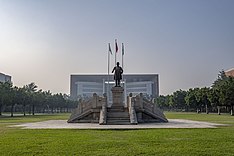 中山大學東校園的 孫中山銅像與圖書館