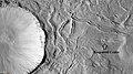火星勘测轨道飞行器背景相机拍摄的费纳陨击坑，喷出物显示为环形模具陨石坑，注：这是前一幅图像的放大版。