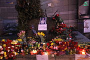 在他被发现的因斯蒂图茨卡街（Інститутська）上留下的鲜花、照片和蜡烛