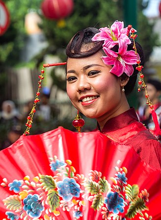 印度尼西亚日惹国立大学（英语：Yogyakarta State University）学生在日惹苏迪曼街上举办一场时装表演，庆祝春节。表演者在无车日使用禁止行车的道路表演。