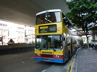 香港城巴的沃尔沃奥林匹克巴士，车头线路编号和目的地分别使用磁翻牌和布牌显示