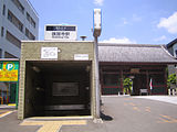 翻新前1號出入口與護國寺（2006年5月4日攝）