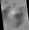高分辨率成像科学设备显示的洛厄尔撞击坑东北边缘，陨石坑底部朝向照片底部。