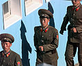 朝韩非军事区的守军队伍正于位在板门店的共同警戒处巡逻。