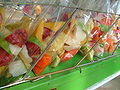 Rujak（啰杂，一种水果沙拉，由芒果、莲雾、木瓜、凤梨、豆薯、太平洋桲等水果配以盐、椰糖和辣椒制成）