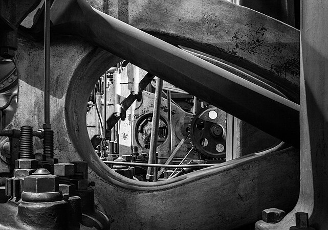 图为位于美国马萨诸塞州波士顿附近，前栗树山泵站内的机器。该泵站曾经可于一天内抽水多达1亿加仑，但该泵站于1970年代关闭，及后于2011年摇身一变，成为大都会水务博物馆。