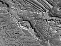 贝克勒撞击坑的地层；点选放大可看到断层。火星侦察轨道器的 HiRISE 拍摄[5]。