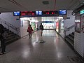 旧车站连通站台的地下道内，以LED灯显示近期到站列车时刻表及到站站台
