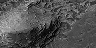 HiWish计划下高分辨率成像科学设备显示的奥克夏沼区克罗姆林陨石坑内的岩层。