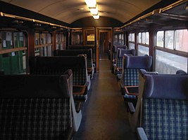 “英国铁路2A型客车”开放式二等座车内部。